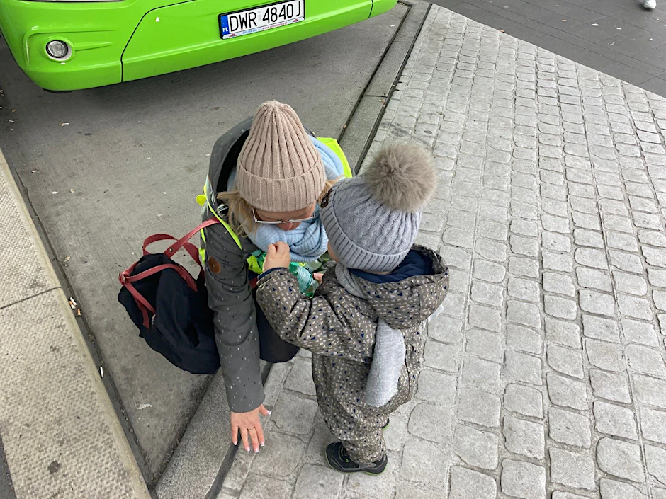 Eine ehrenamtliche Helferin kümmert sich am Zentralen Omnibusbahnhof um ein ukrainisches Kind.