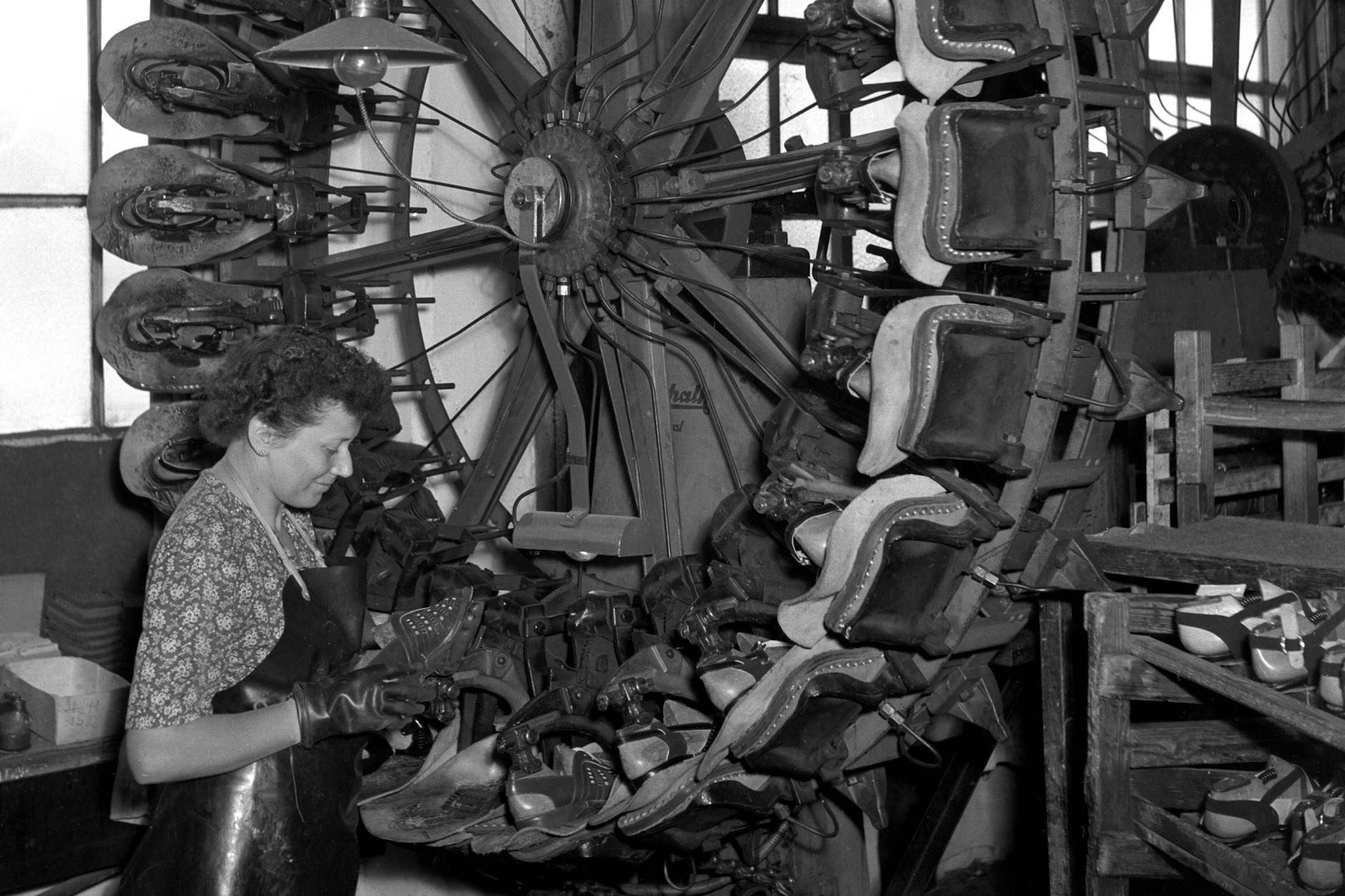 DDR-Geschichte: Mitarbeiterin der Schuhfabrik Rakete an einer Produktionsmaschine.