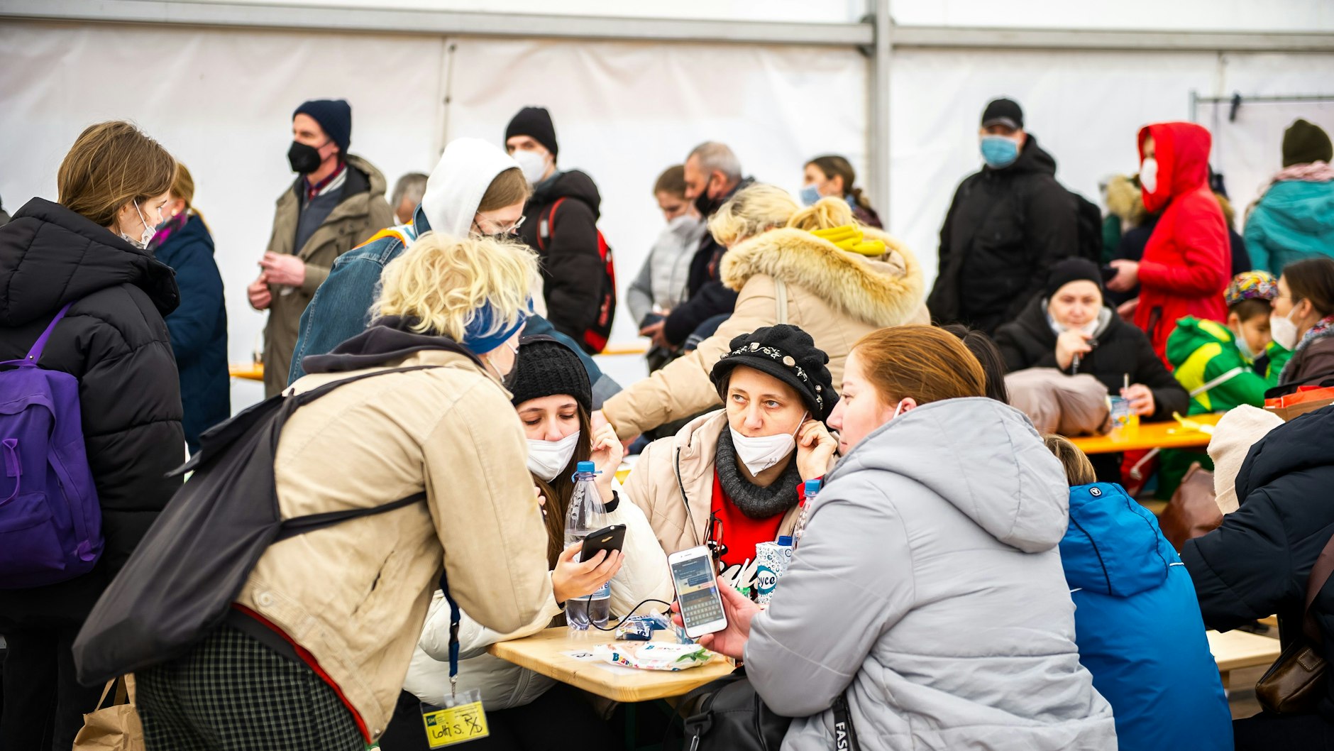 Geflüchtete aus der Ukraine in einem Versorgungszelt in der Nähe des Berliner Hauptbahnhofes.
