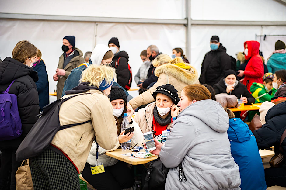 Geflüchtete aus der Ukraine in einem Versorgungszelt in der Nähe des Berliner Hauptbahnhofes.