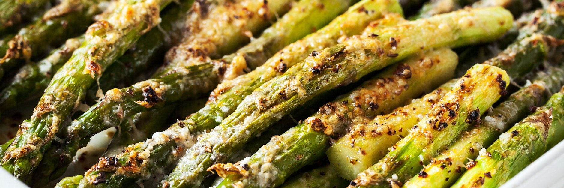 Grüner Spargel mit Parmesan aus dem Ofen schmeckt fantastisch.