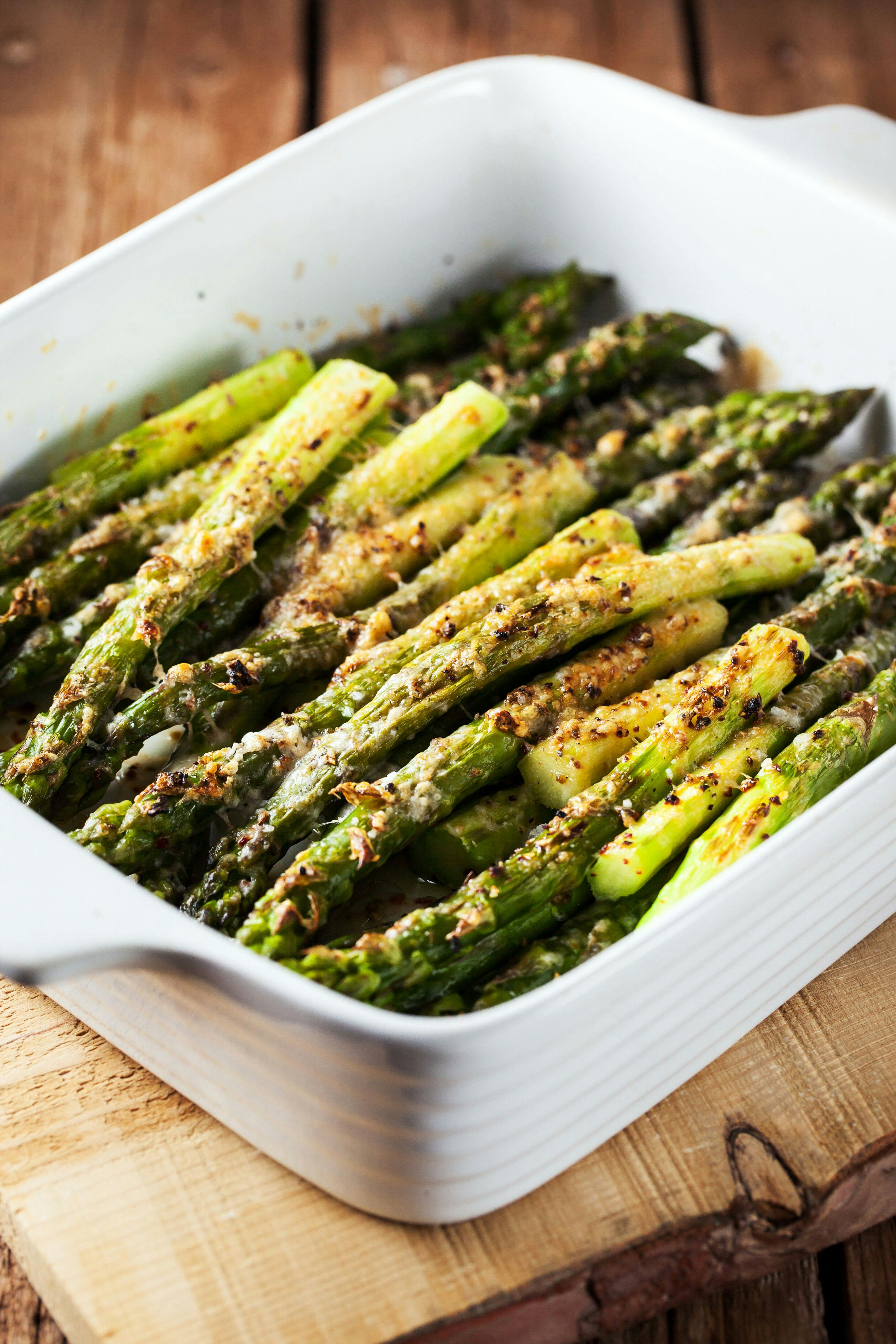 Spargel mit Knoblauch und Parmesan aus dem Ofen: DIESES Feierabend ...