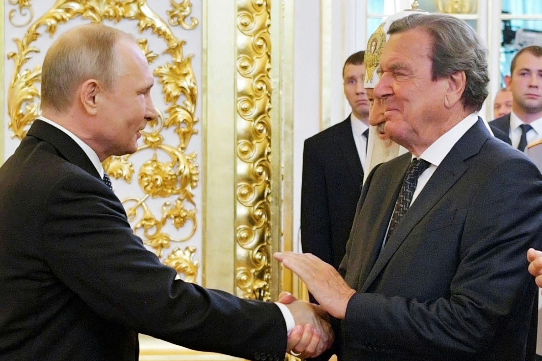 Gerhard Schröder trifft Wladimir Putin im Jahr 2018.