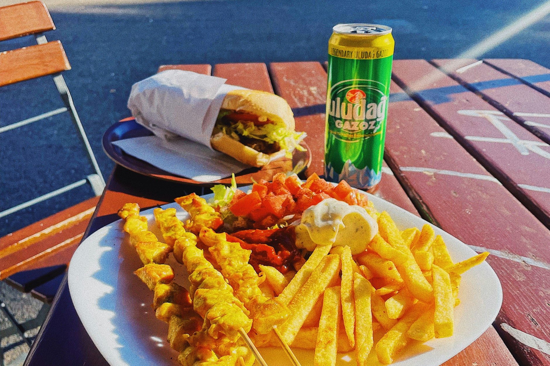 Jumbo Köfte für 6 Euro, Tavuk Şiş 8,90 Euro, Uludag 1,30 Euro, Ayran 1 Euro - reelle Preise.