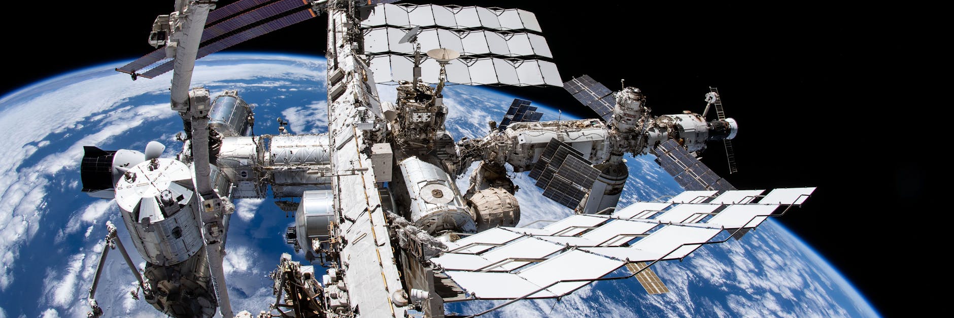 Eine Aufnahme aus der Kamera des Nasa-Astronauten Thomas Marshburn zeigt die Internationale Raumstation (ISS) und die Erde darunter.