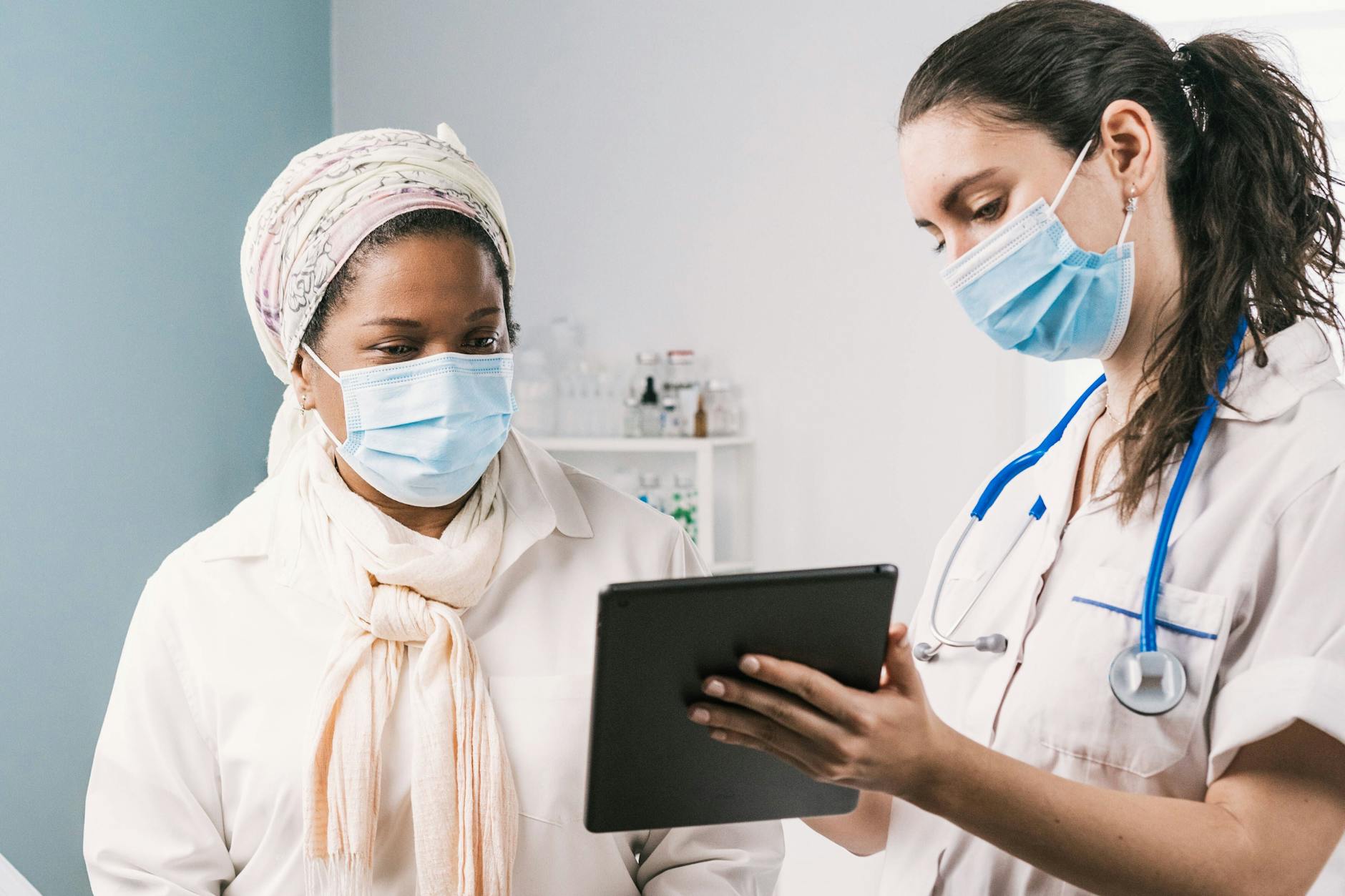 Dolmetscherleistungen werden in Deutschland in den wenigsten kommunalen Krankenhäusern, den wenigsten Arztpraxen oder auch Schwangerschaftsberatungsstellen angeboten.