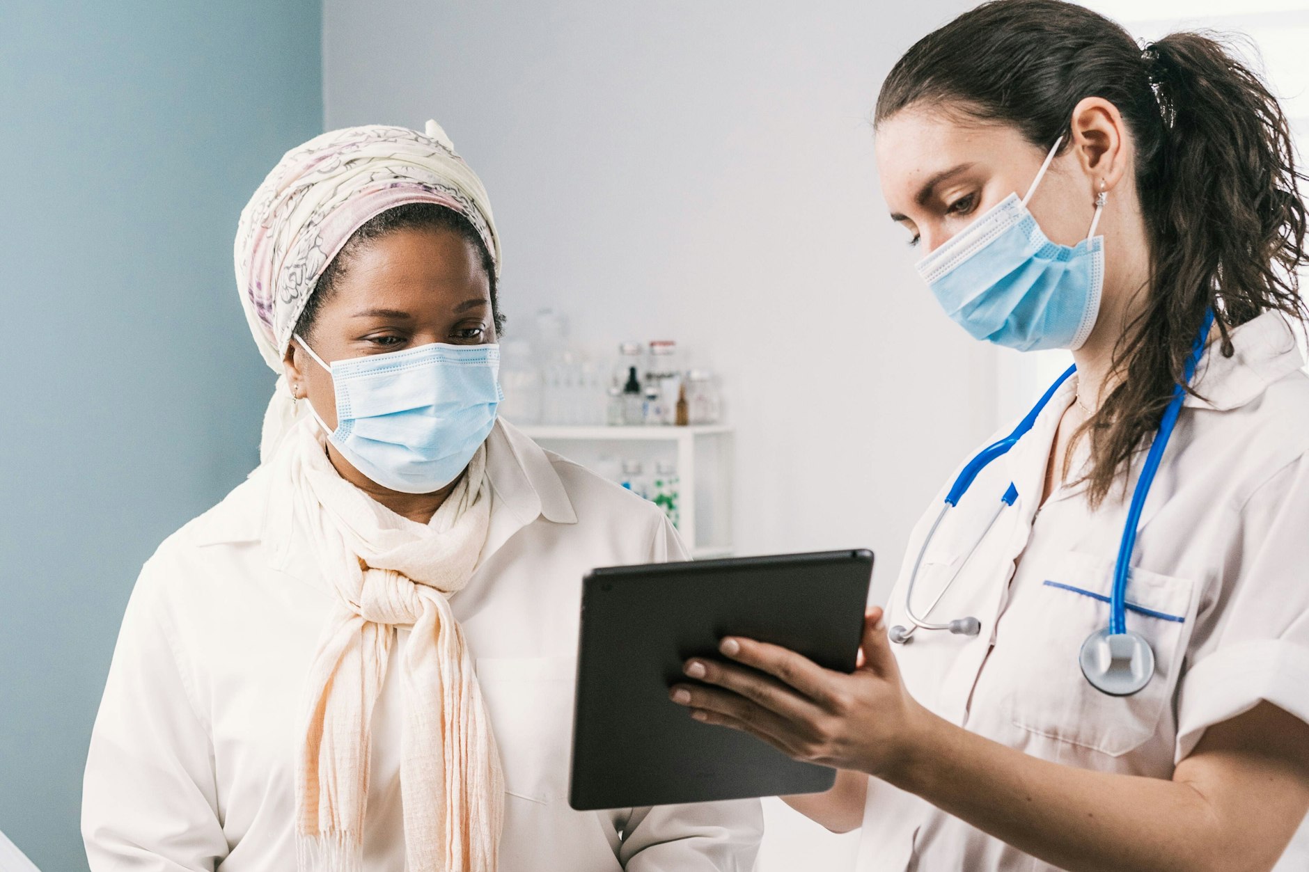 Dolmetscherleistungen werden in Deutschland in den wenigsten kommunalen Krankenhäusern, den wenigsten Arztpraxen oder auch Schwangerschaftsberatungsstellen angeboten.