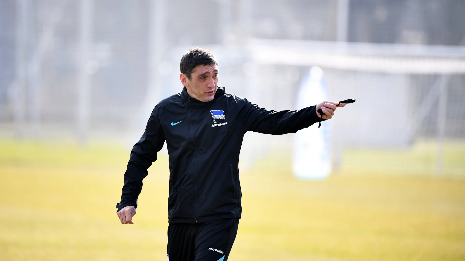 Tayfun Korkut muss mit seiner Mannschaft in Mönchengladbach punkten, um auch nach diesem Spieltag noch Trainer bei Hertha BSC zu sein.