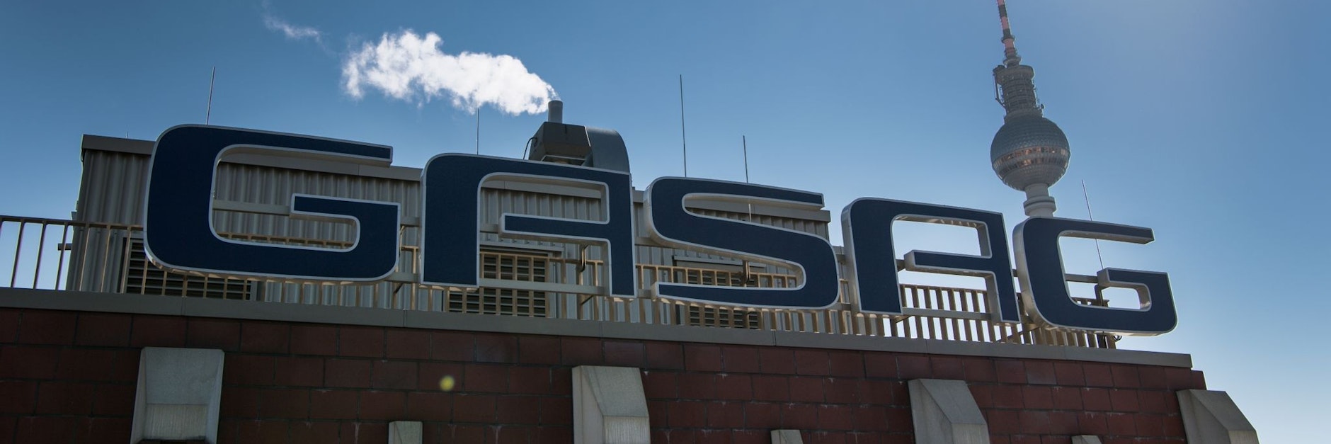 Der Schriftzug der Berliner Gaswerke ist auf dem Dach der Geschäftszentrale zu sehen.