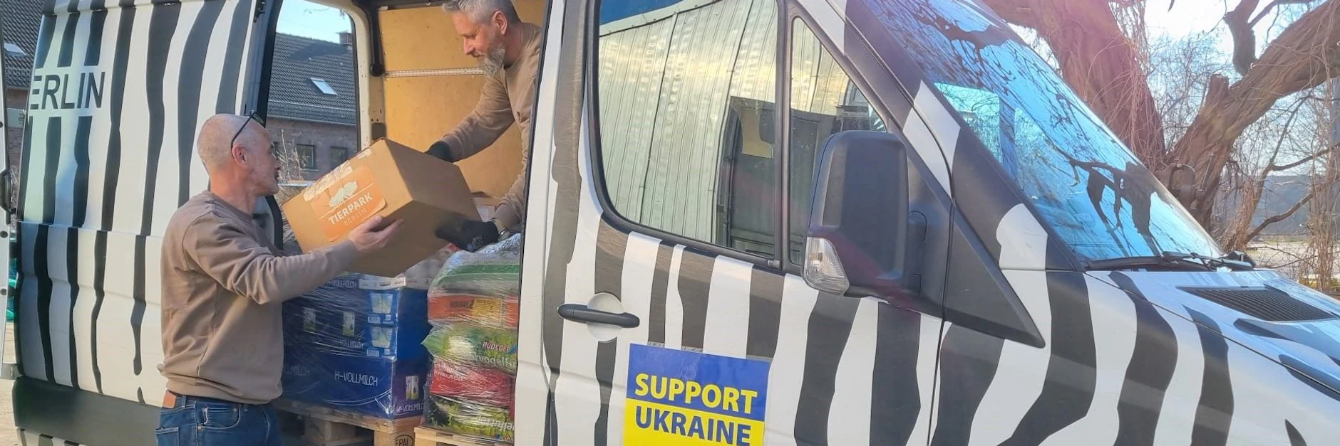 Hilfsgüter für die Mitarbeiter der ukrainischen Zoos werden im Tierpark verladen. Es sind unter anderem Medikamente, Akkus („Powerbanks“) und Stirnlampen dabei.