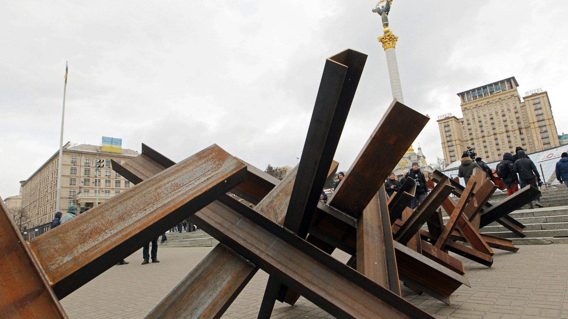 Panzersperren mitten in der ukrainischen Hauptstadt Kiew.