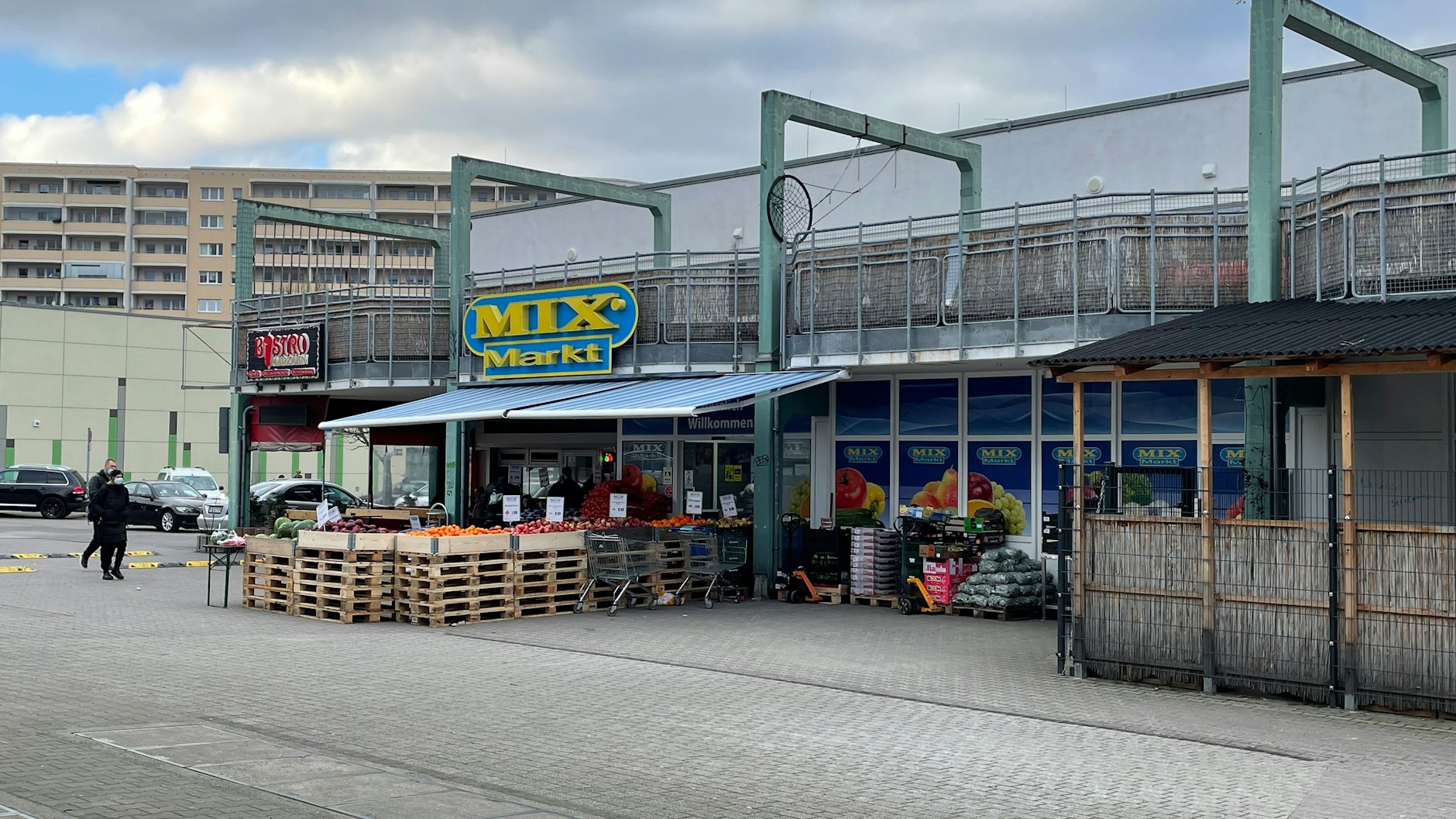 Der „Mix Markt“ in  Berlin-Marzahn –  ein Teffpunkt von  Russen in Berlin.