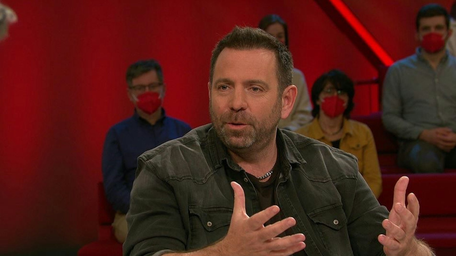 Ikke Hüftgold spricht bei „Stern TV“ über seine Fluchthilfe.