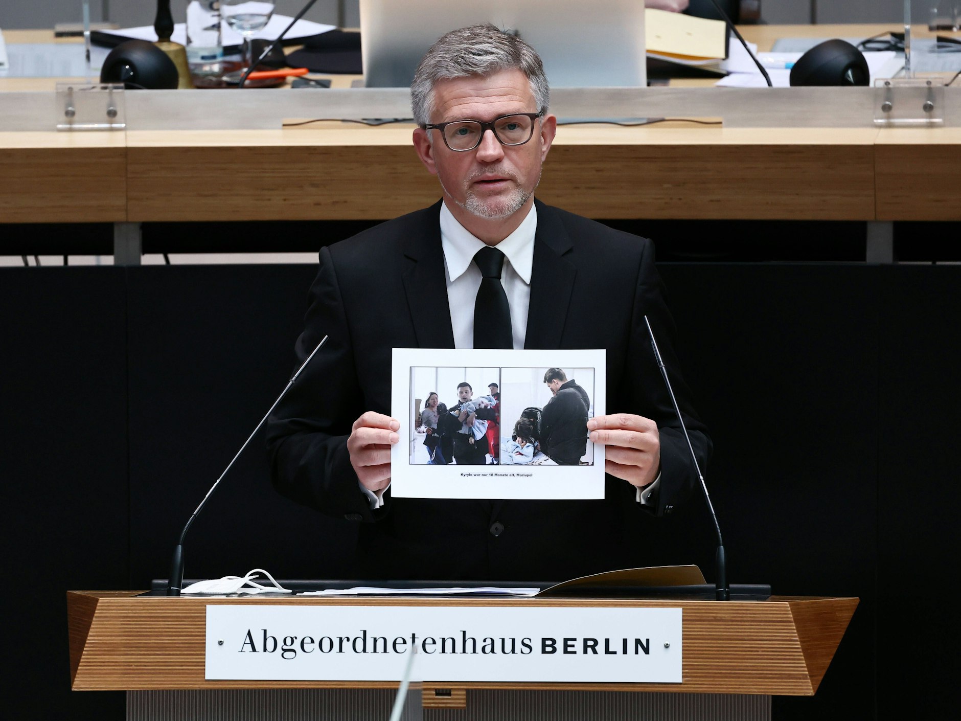 Andrij Melnyk zeigt die Fotos, wie Kyrylo vom Vater ins Krankenhaus getragen wird und die Mutter über dem toten Baby zusammenbricht.