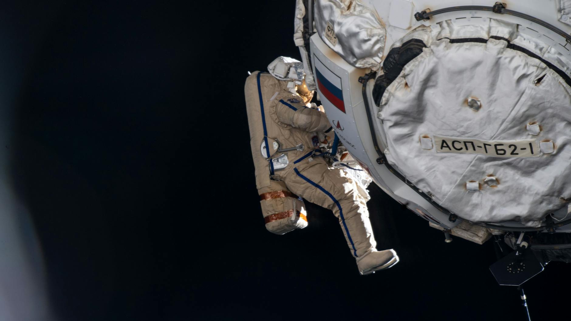 Der Kosmonaut Pjotr Dubrow konfiguriert und aktiviert während eines rund siebenstündigen Weltraumspaziergangs das Prichal-Andockmodul für das russische Segment der Internationalen Raumstation.