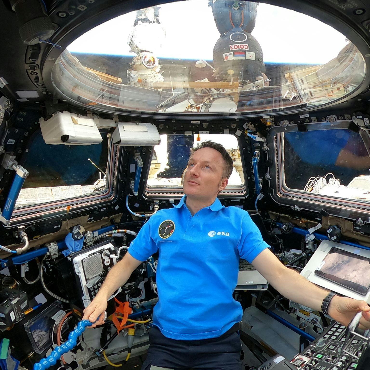 Astronaut Matthias Maurer blickt von der Kuppel der Internationalen Raumstation (ISS) auf die Erde.