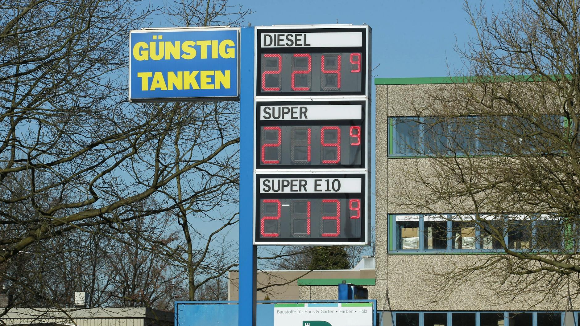 Anhand der immensen Spritpreise wird die Inflation infolge des Ukraine-Kriegs bereits spürbar.