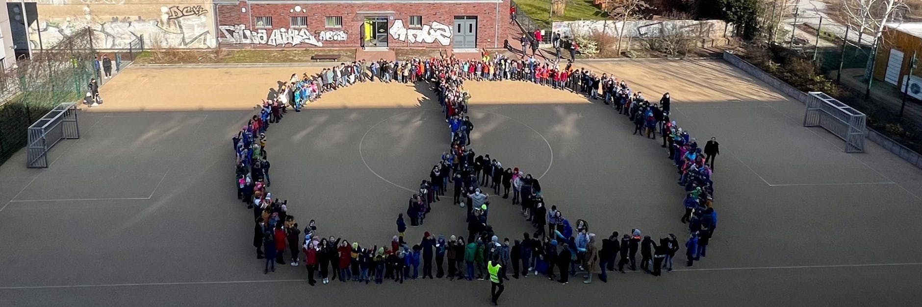 Elizabeth-Shaw-Grundschule – ein Peace-Zeichen auf dem Schulhof.