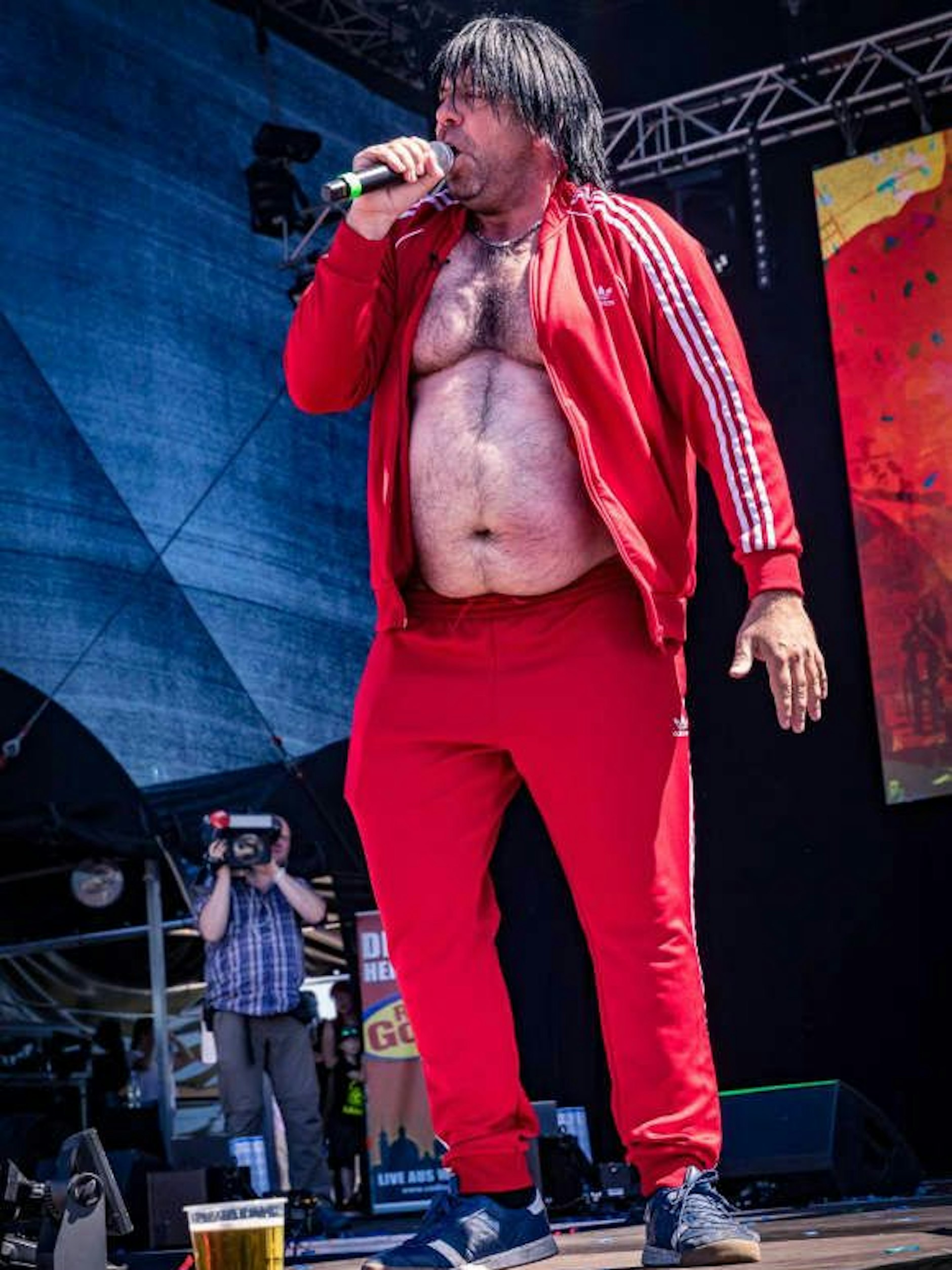 Ikke Hüftgold in seinem Bühnenoutfit.