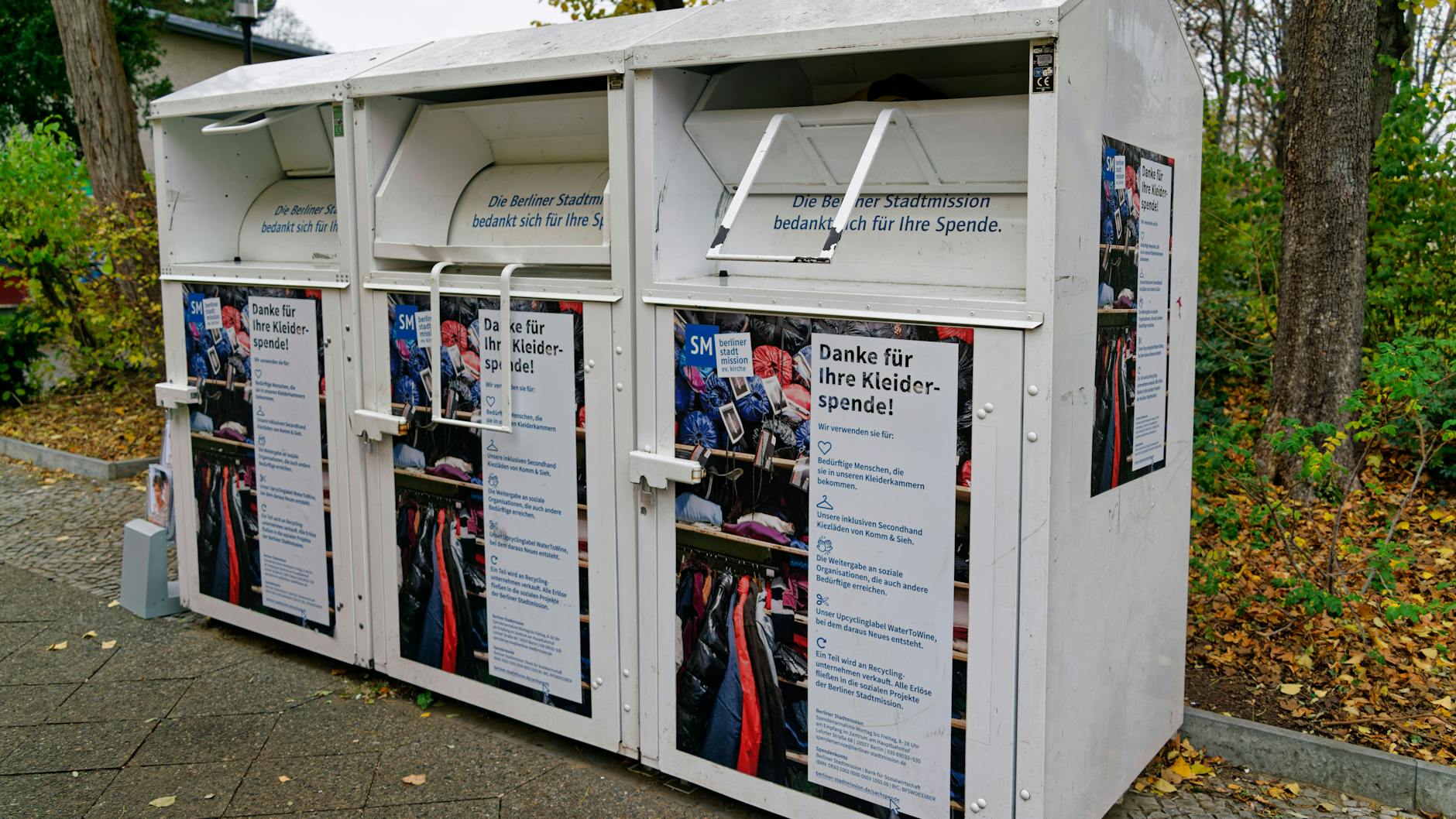 Die Altkleider-Container der Berliner Stadtmission stehen direkt vor dem Gebäude.