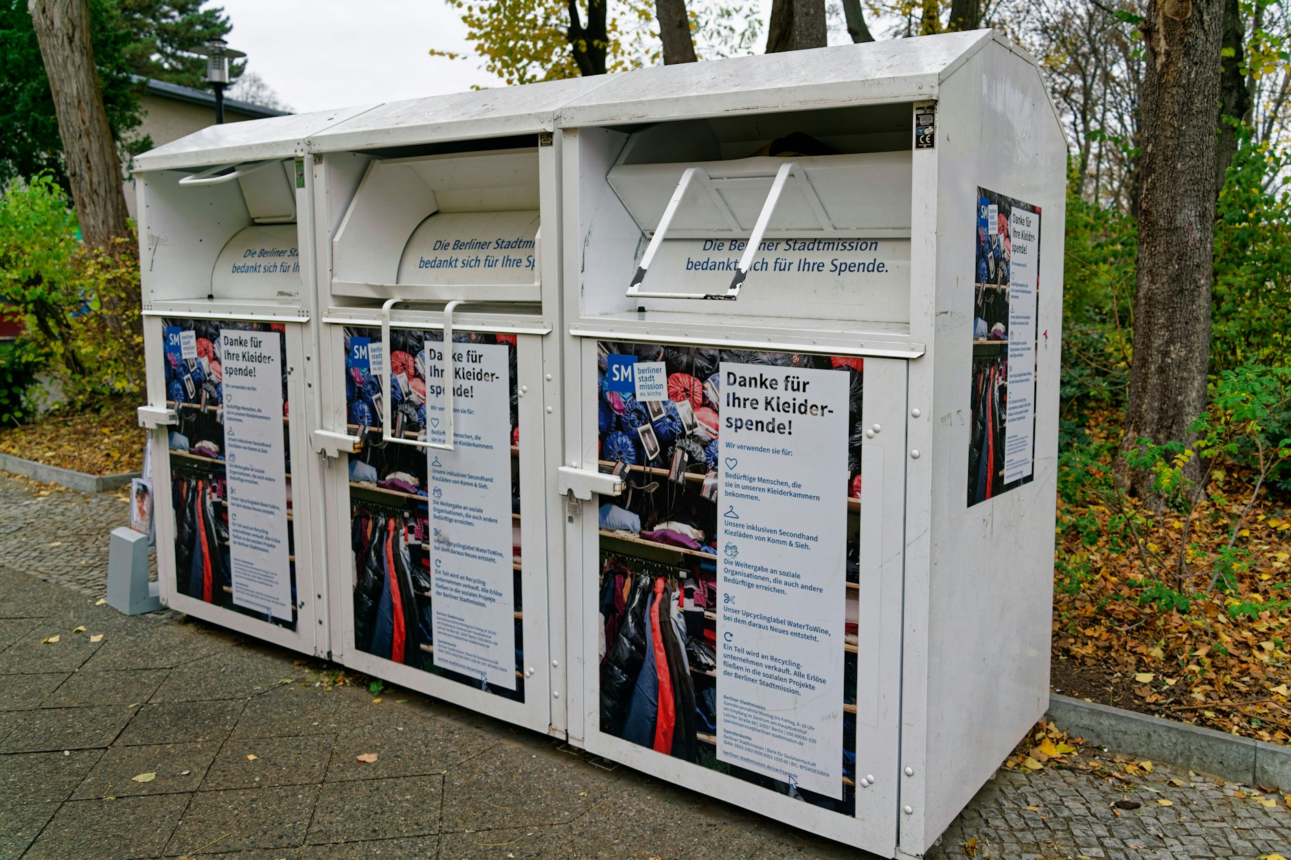 Die Altkleider-Container der Beliner Stadtmission stehen direkt vor dem Gebäude.