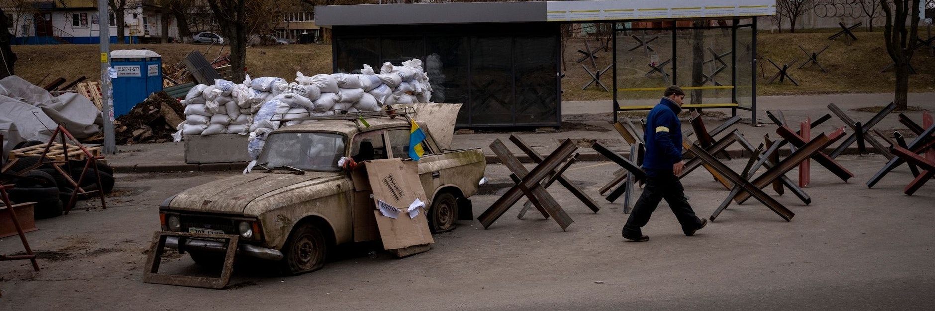 Ein Kontrollpunkt in Kiew, der von Freiwilligen bewacht wird.