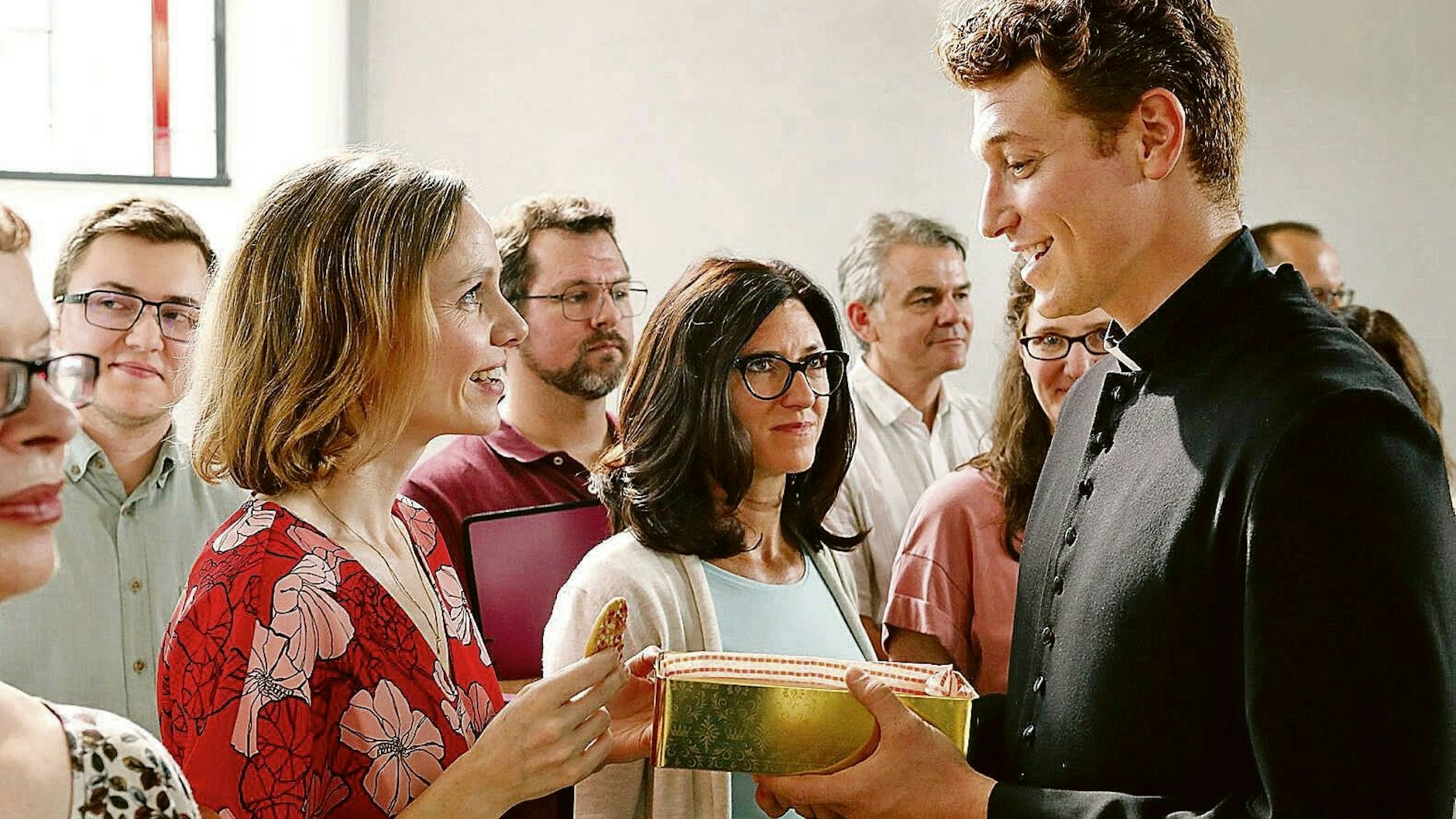 In der Rolle des charmanten Trickbetrügers Maik Schäfer, der ungewollt Priester wird, feierte Daniel Donskoy in der RTL-Serie „Saint Maik“ Erfolge.