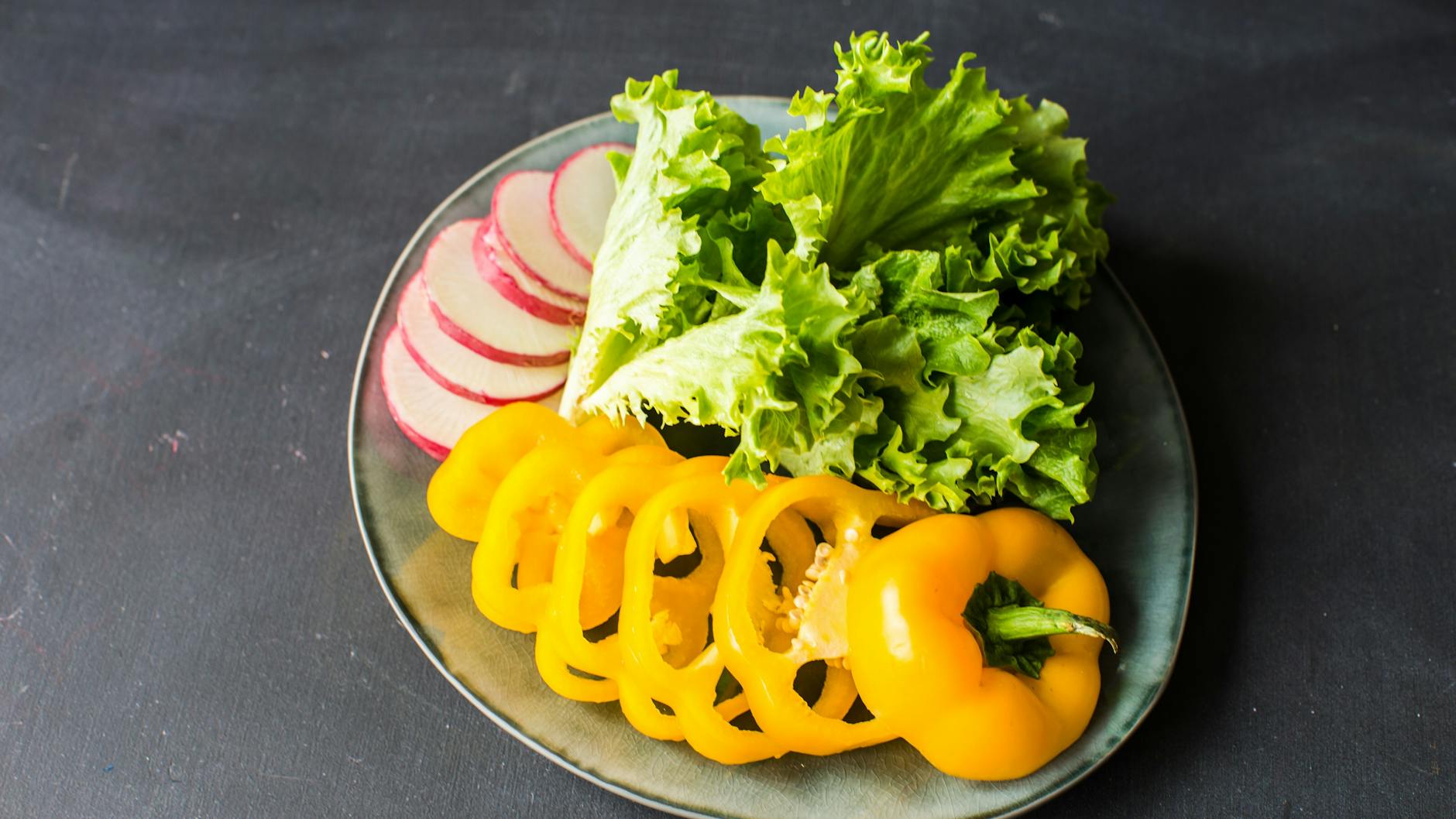 Salat, Radieschen und Paprika sind die Hauptzutaten für diesen Salat.