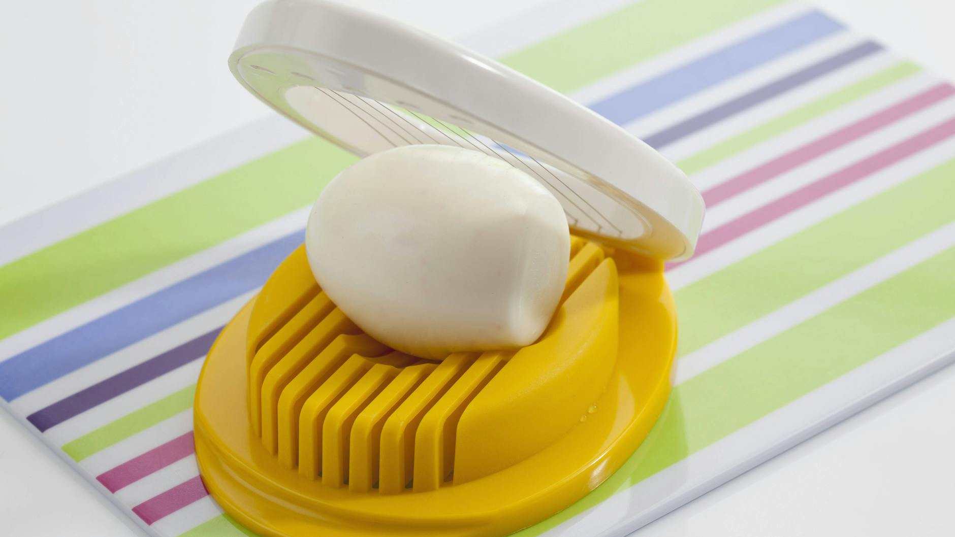 Hart gekochte Eier lassen sich besser zerkleinern, beispielsweise für einen DIY-Eiersalat.