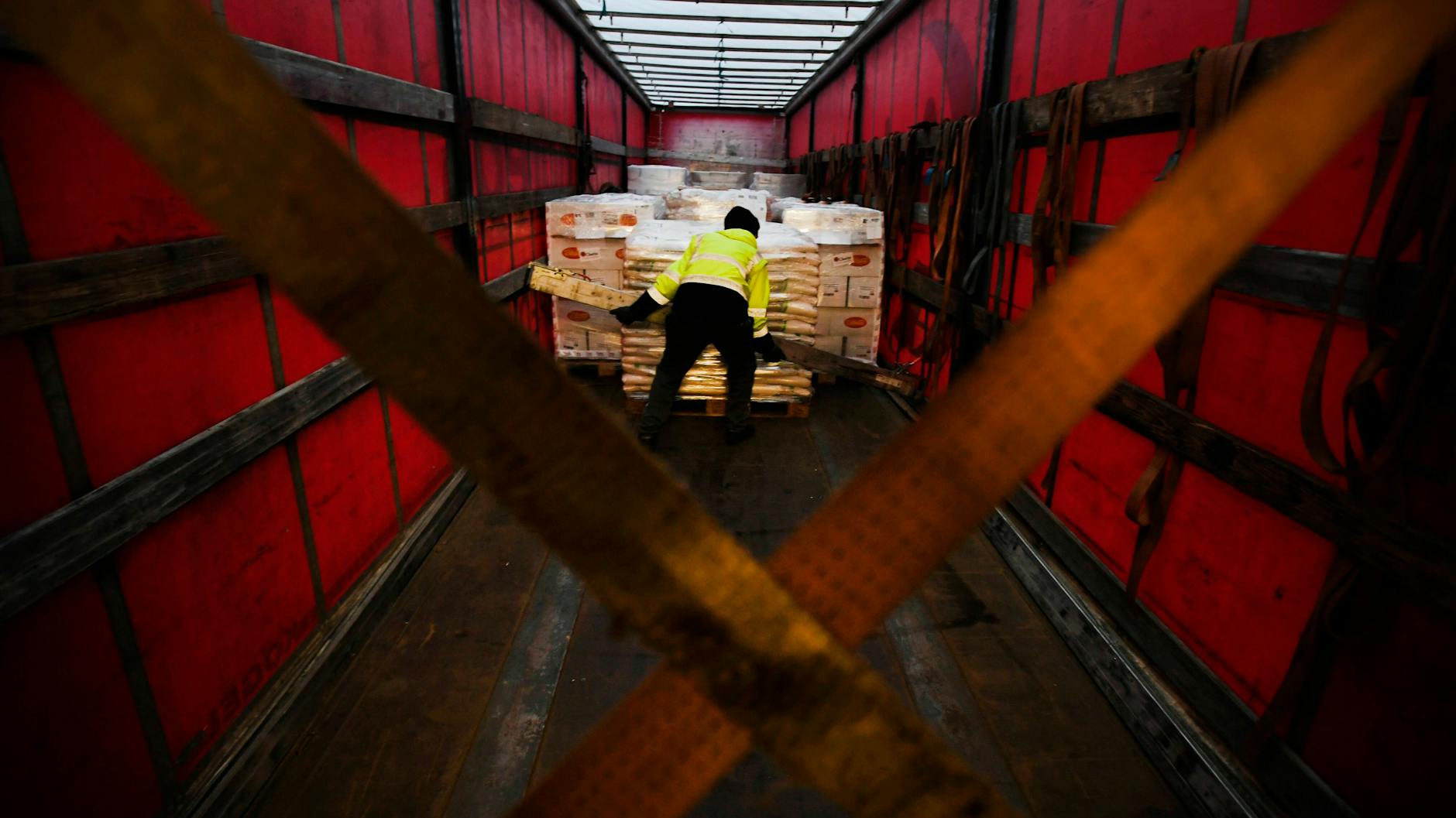 Waffenlieferungen in die Ukraine: Deutschland hilft. Sollte die Nato sich noch mehr engagieren? Unsere Autoren haben Zweifel.