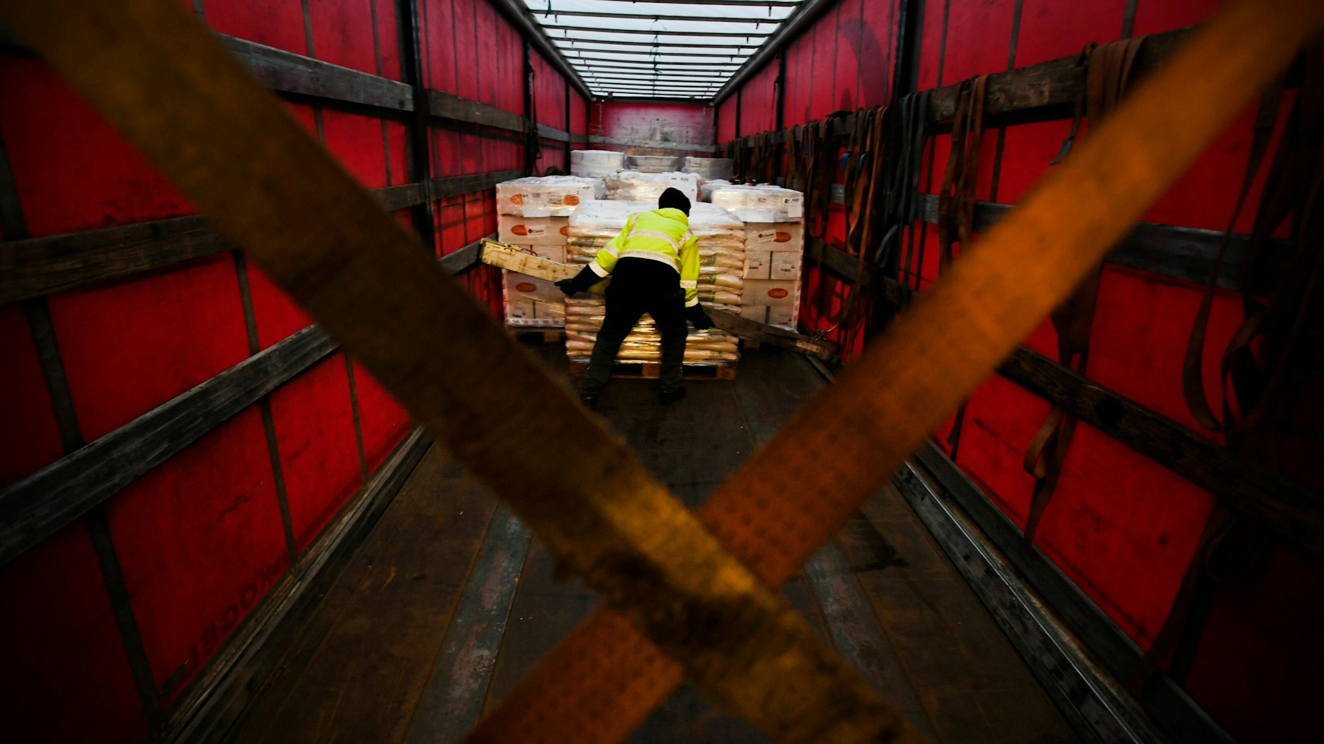 Waffenlieferungen in die Ukraine: Deutschland hilft. Sollte die Nato sich noch mehr engagieren? Unsere Autoren haben Zweifel.