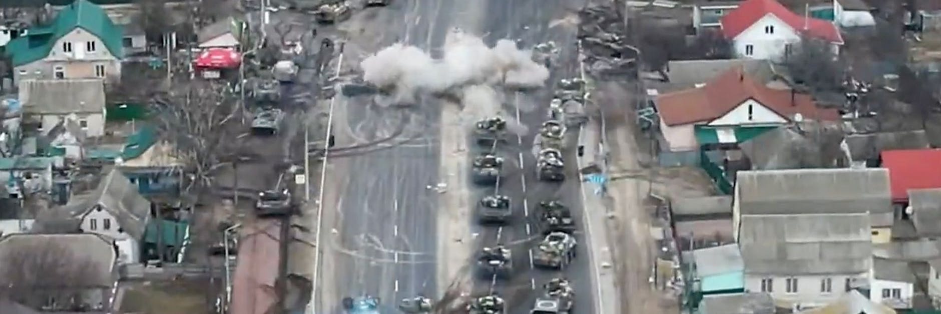 Eiserner Widerstand: Ukrainer attackieren eine russische Panzerkolonne in einem Vorort von Kiew.