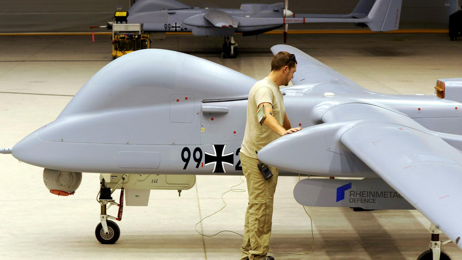 Künftig soll die Bundeswehr auch über bewaffnete Drohnen verfügen. Bei der Drohne auf dem Bild handelt es sich um die unbewaffnete Aufklärungsdrohne Heron 1.