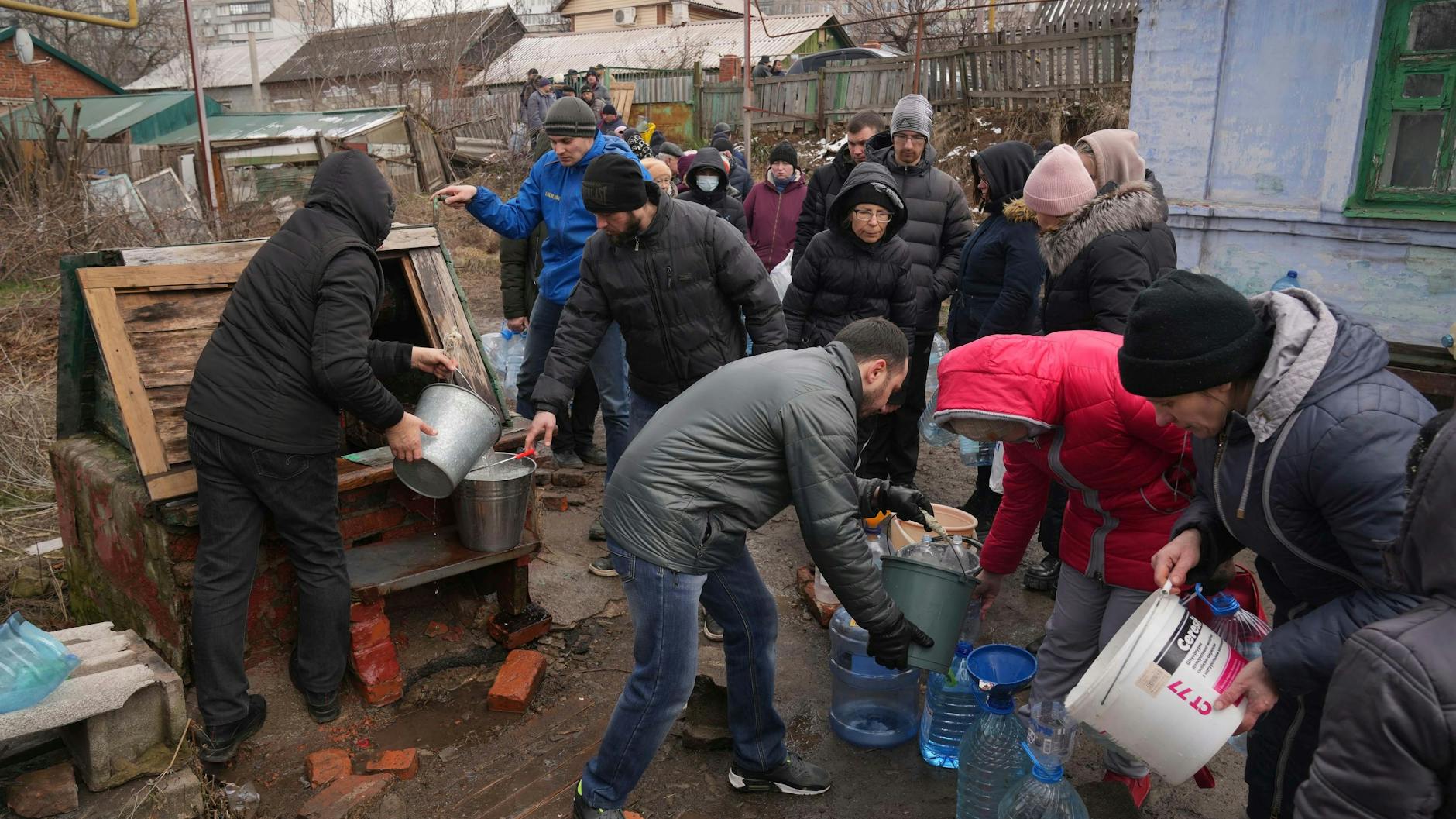 Menschen stellen sich in der ukrainischen Hafenstadt Mariupol an, um Wasser zu bekommen. Das Foto stammt vom 9. März.