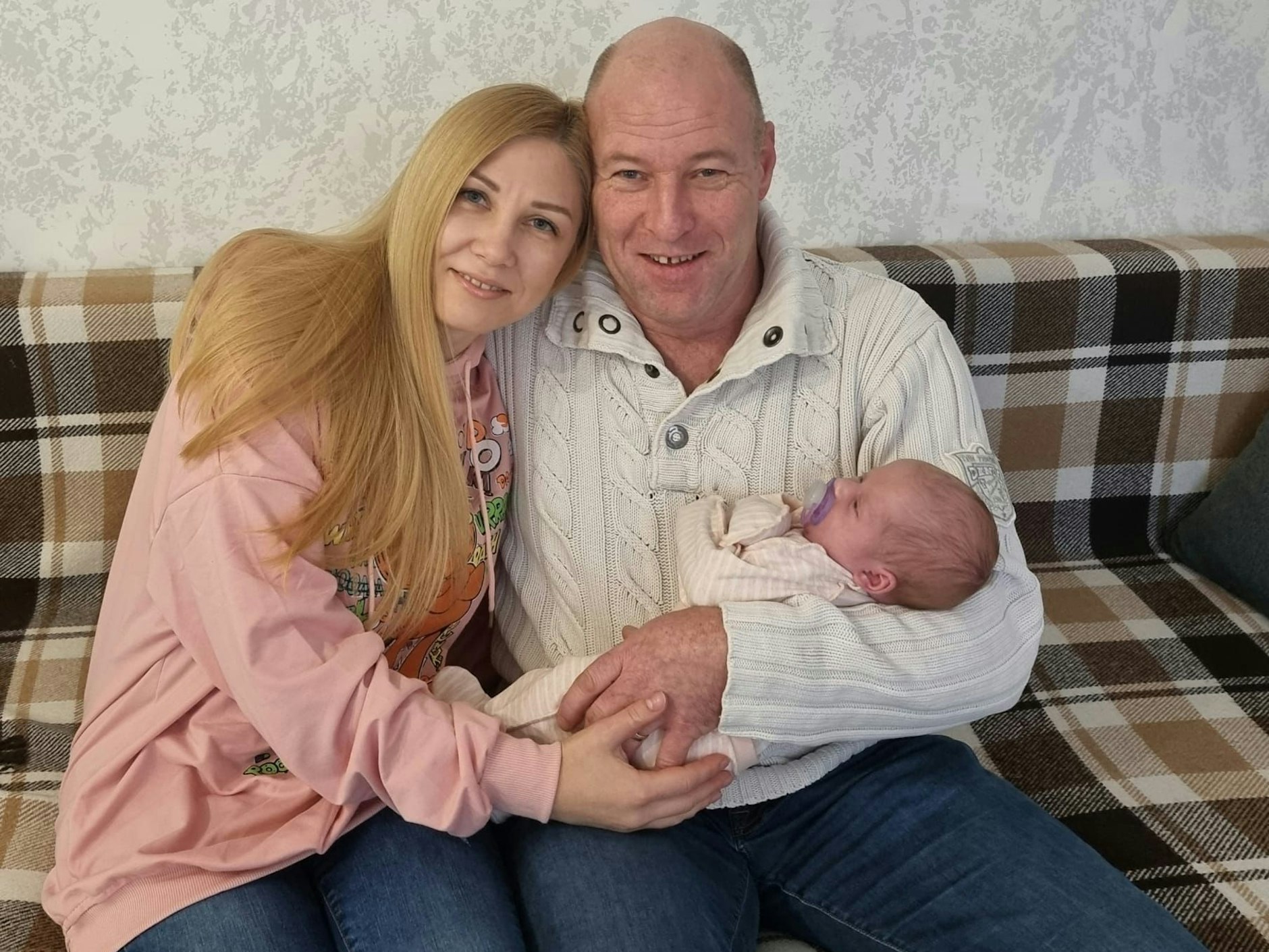 Glücklich halten Oksana und Gero Berndt ihr Baby Amy im Arm.