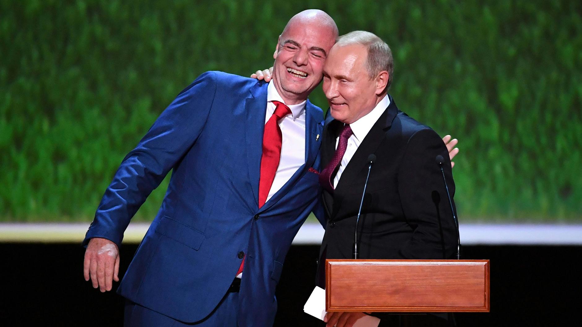 Fußballfreunde: Putin und Fifa-Präsident Gianni Infantino 2018 in Moskau.