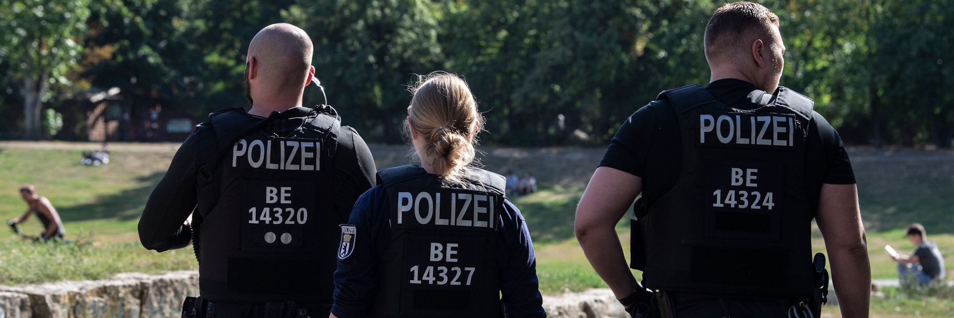 Polizisten sind im Görlitzer Park unterwegs. Im Schnitt sind 30 pro Tag im Einsatz.