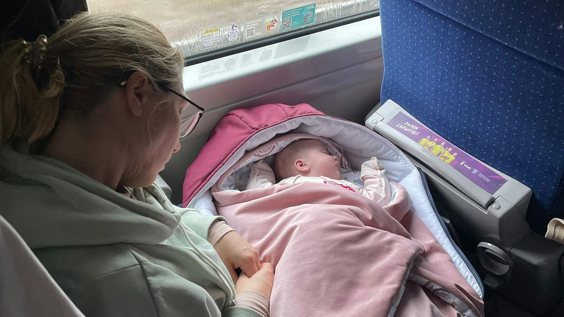 Oksana Berndt sitzt mit ihrem Baby im Zug von Kiew nach Lwiw.
