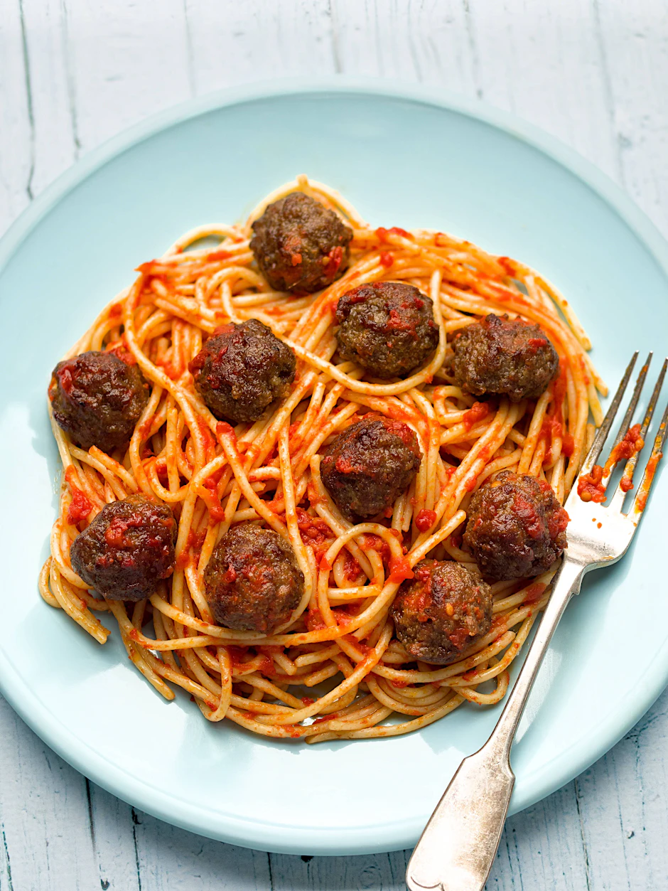 Spaghetti mit Fleischbällchen sind köstlich, leicht zu kochen und schmecken der ganzen Familie!