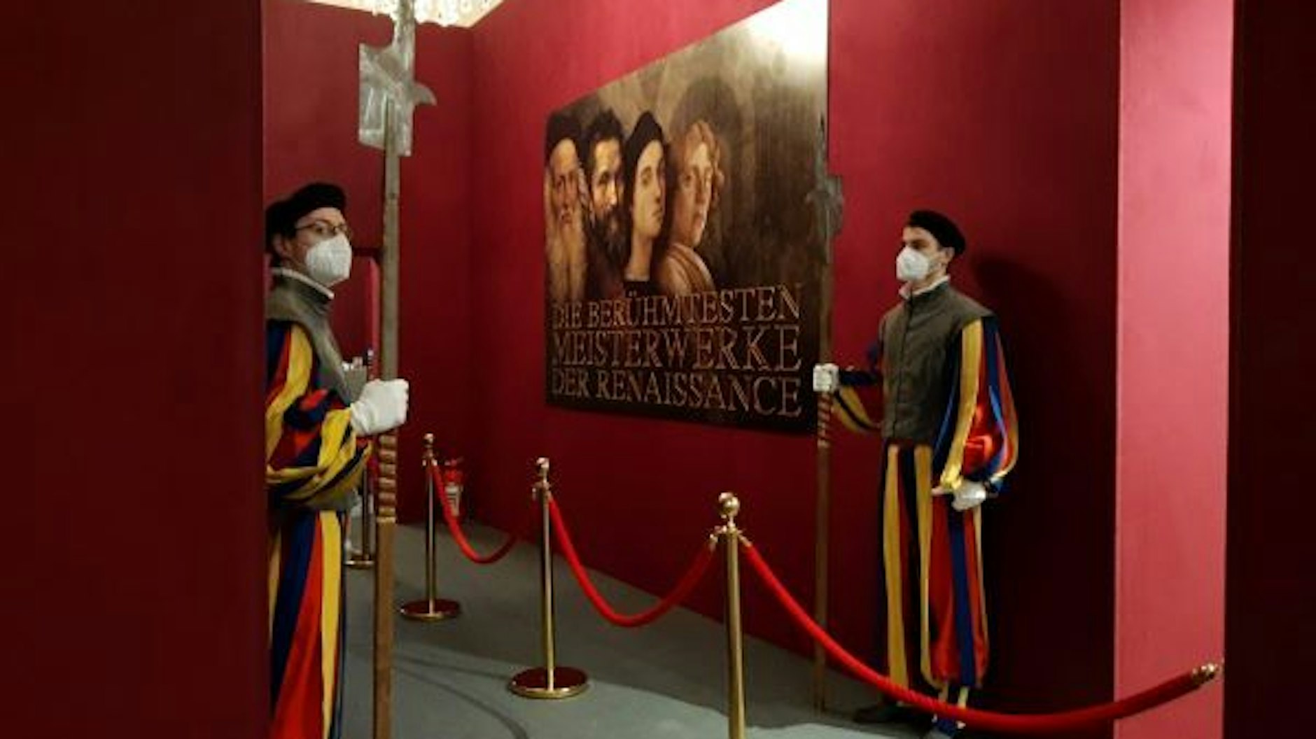 Die Päpstliche Schweizergarde sichert normalerweise den Apostolischen Palast, die Zugänge zur Vatikanstadt sowie die Zugänge zur Sommerresidenz des Papstes im Städtchen Castel Gandolfo.