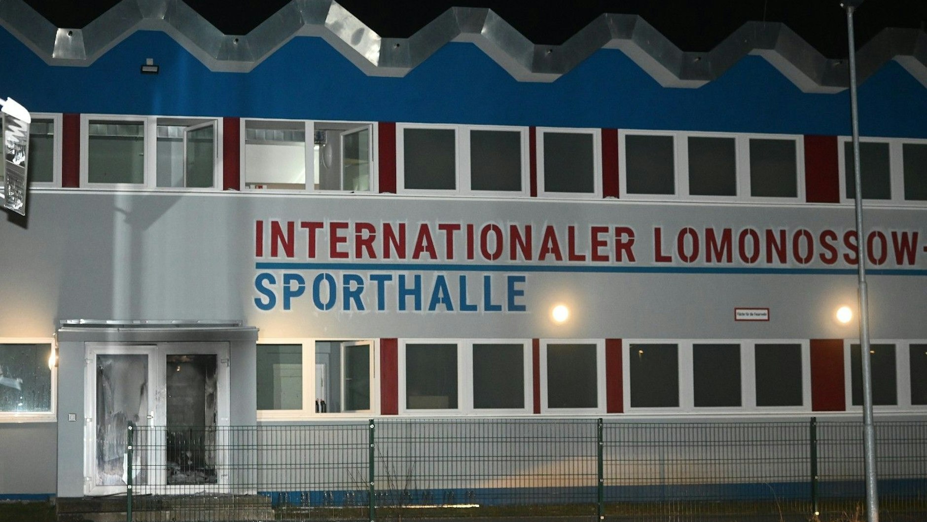 Der Brandsatz entzündete sich am Eingang zur Sporthalle einer russischen Schule in Berlin.