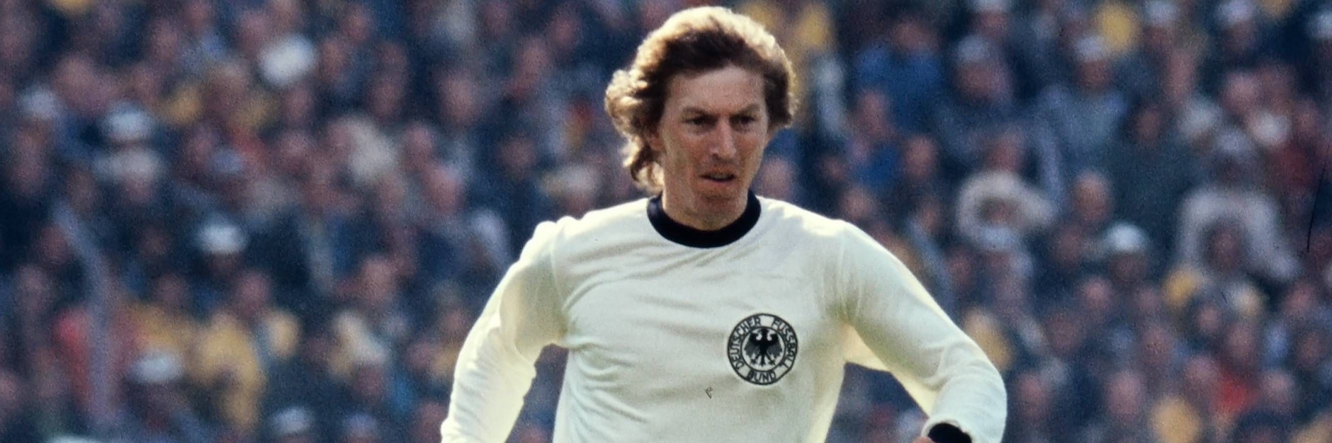 Jürgen Grabowski bei der WM 1974 für Deutschland am Ball