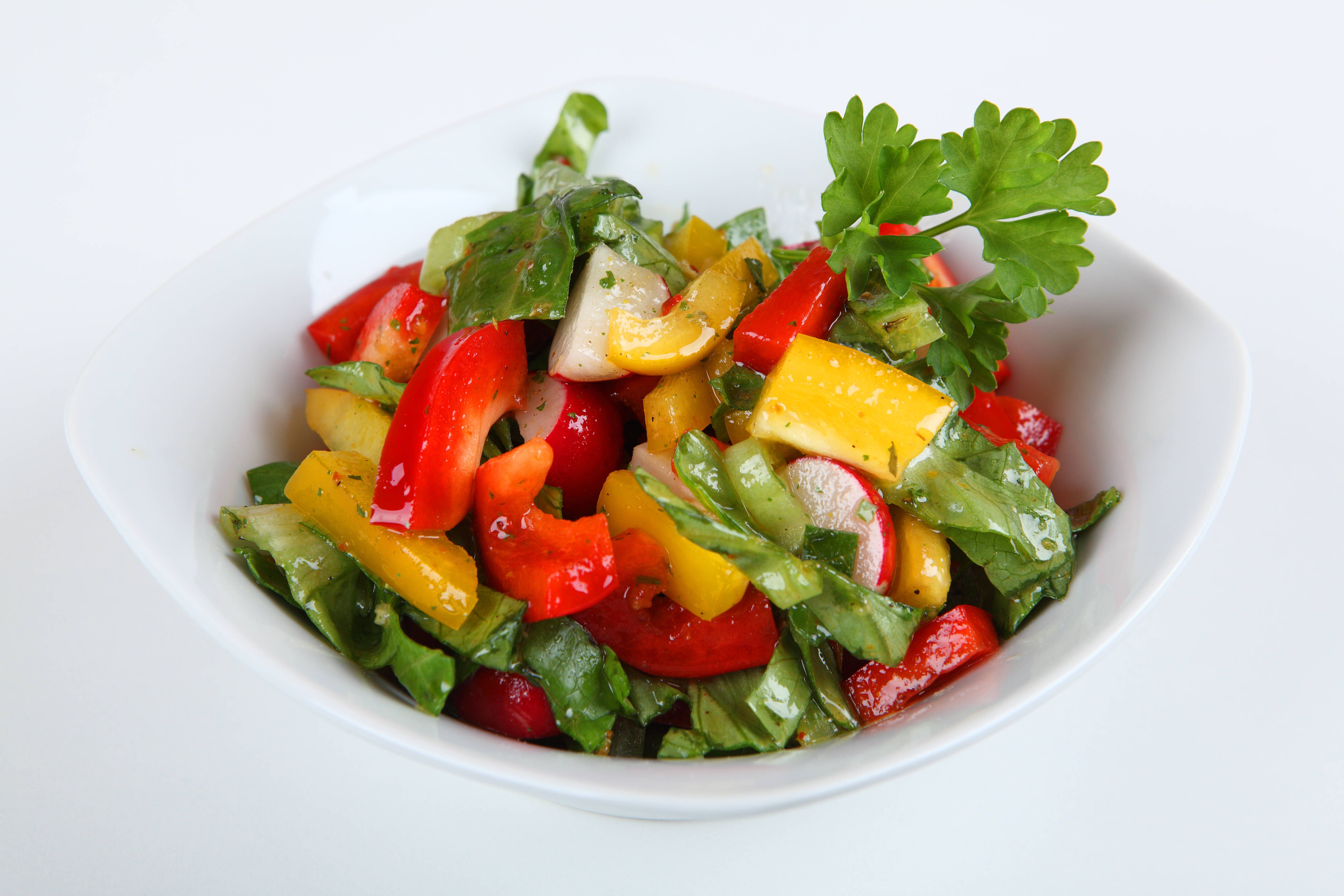 Knackiger Salat mit Radieschen und Paprika: Dieses Rezept hilft beim Abnehmen und macht gesund!