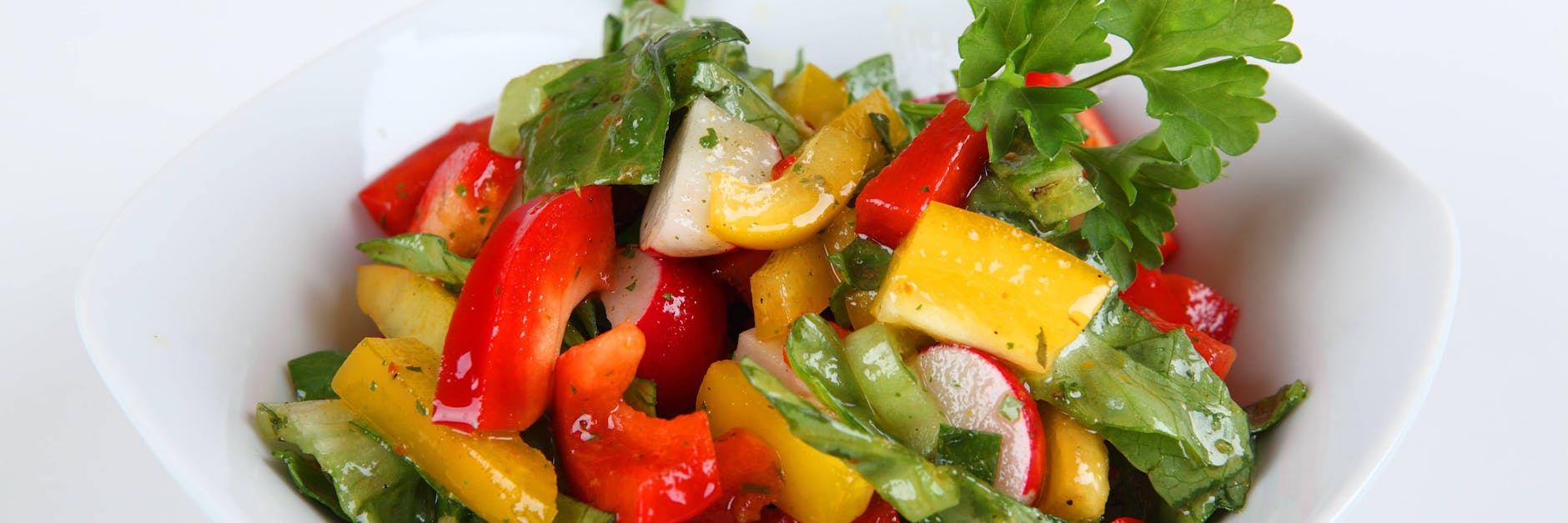 Ein knackiger Salat mit Paprika und Radieschen.