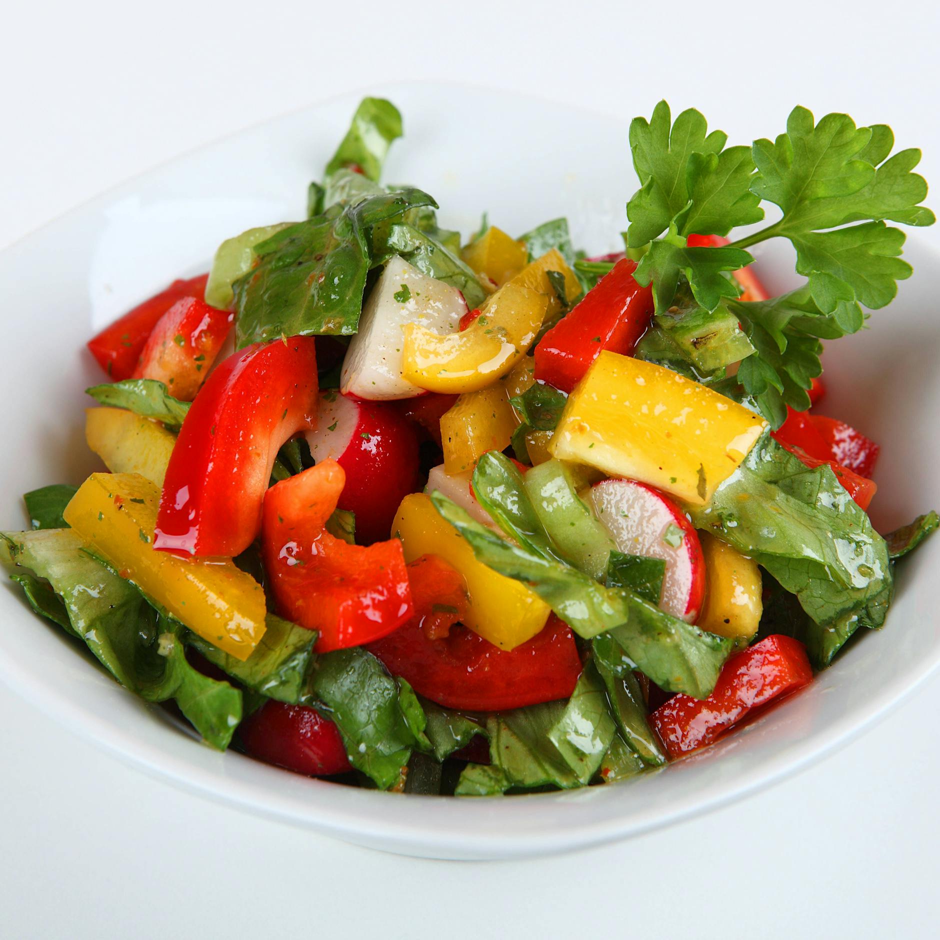 Knackiger Salat mit Radieschen und Paprika: Dieses Rezept hilft beim Abnehmen und macht gesund!