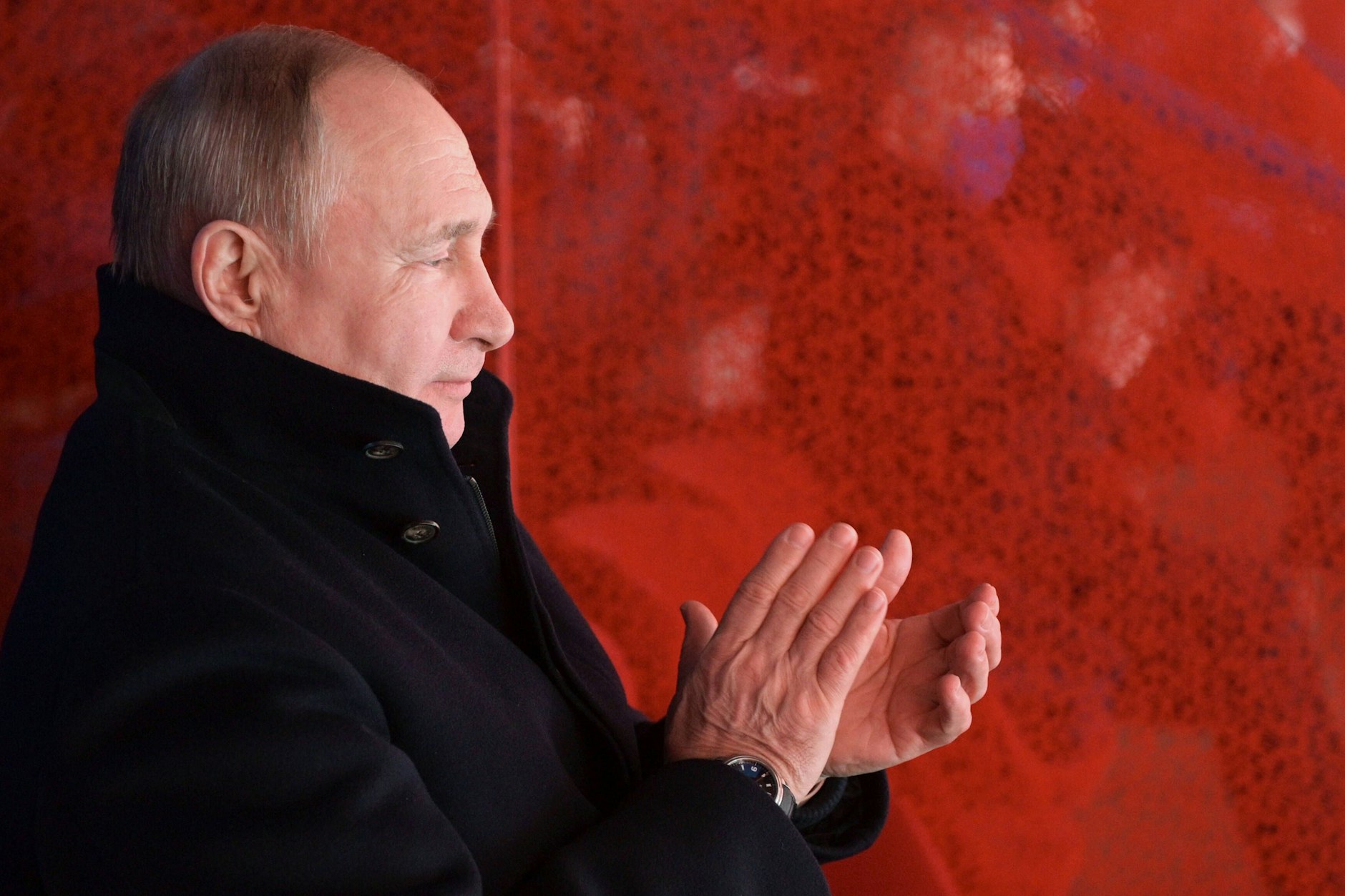 Bravo! Wladimir Putin applaudiert den Olympiamachern in Peking - und ein bisschen auch sich selbst.