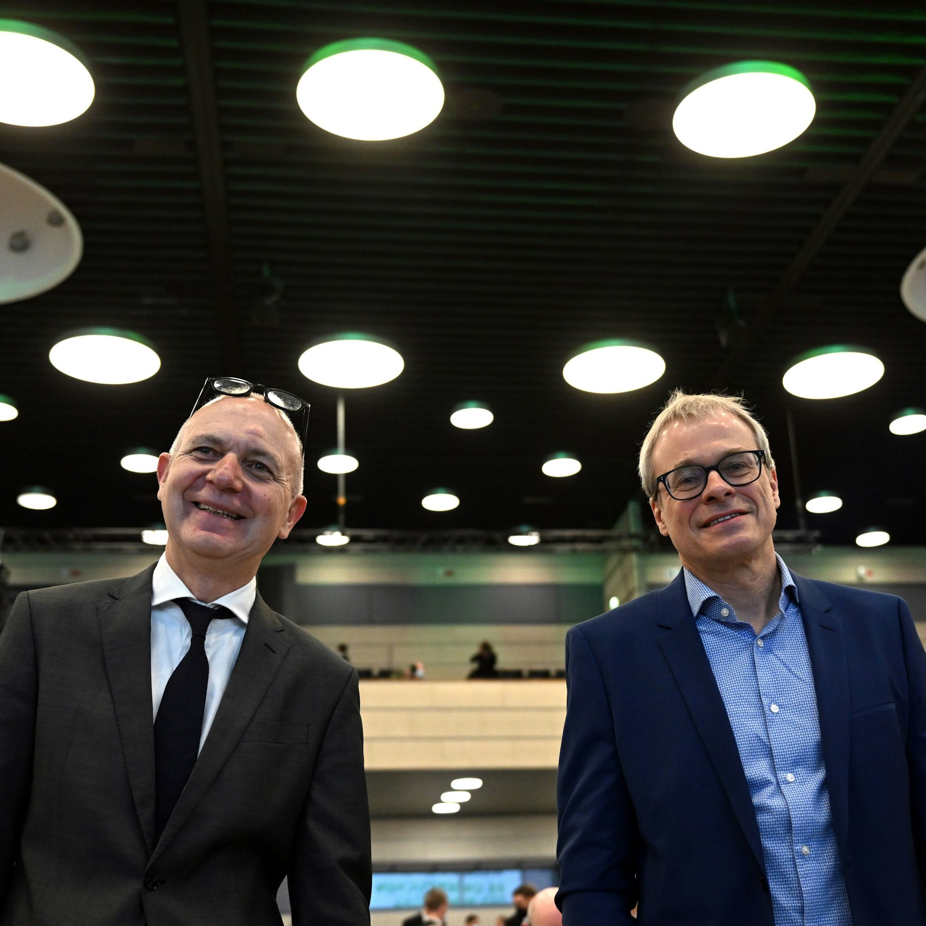 Bernd Neuendorf (l.) setzte sich souverän gegen den zweiten Kandidaten Peter Peters durch.