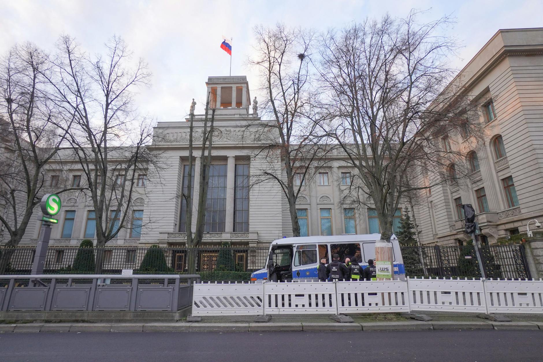 Ein Fahrzeug der Bundespolizei steht vor der russischen Botschaft in Berlin. Dort hätte eine Ausstellung mit einem zerschossenen Panzer stattfinden sollen (Archivbild).