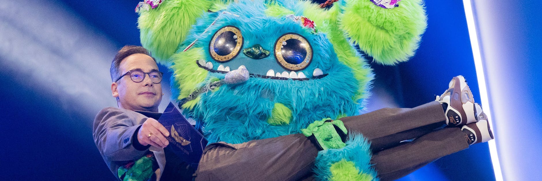 Moderator Matthias Opdenhövel in der fünften Staffel von „The Masked Singer“ mit dem Müll-Monster Mülli Müller.