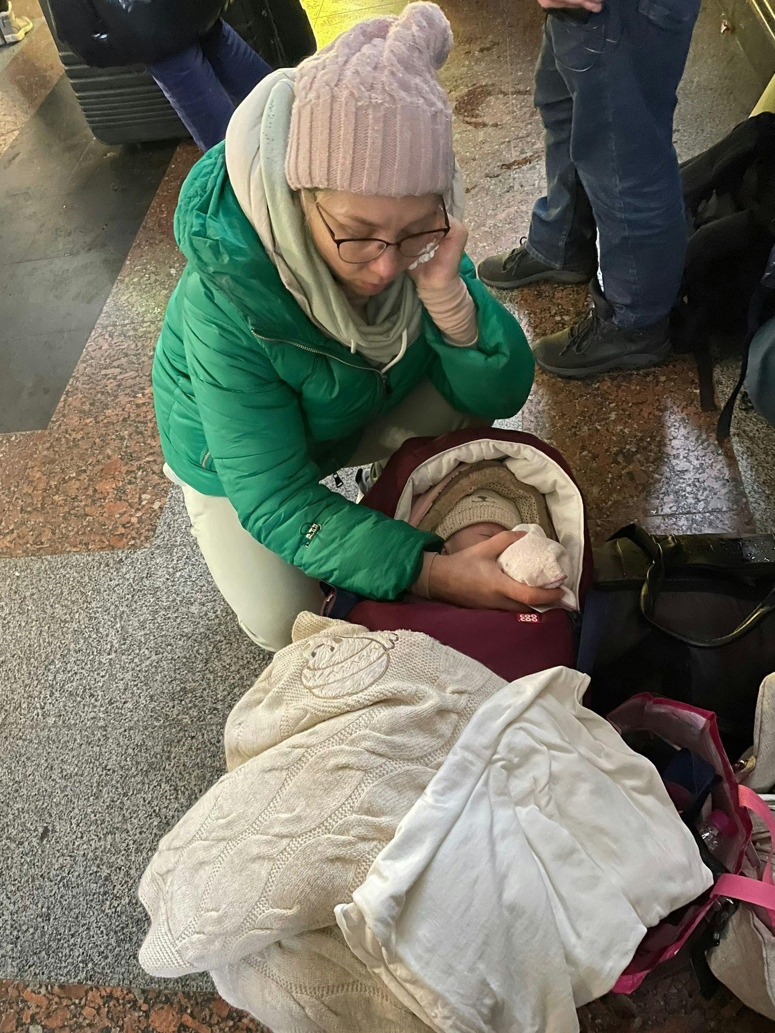 Oksana Berndt gibt ihrer kleinen Tochter in Kiew die Flasche.